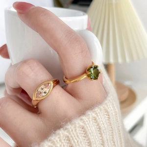 Ensemble de bagues plaquées or 18 carats avec pierres marquise rose et ronde verte