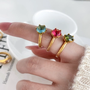 Ensemble de trois bagues empilables plaqué or 18K avec zircons colorés de coupe ronde