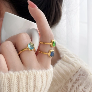 Ensemble de trois bagues en titane plaqué or 18 carats avec gemmes bleues et vertes
