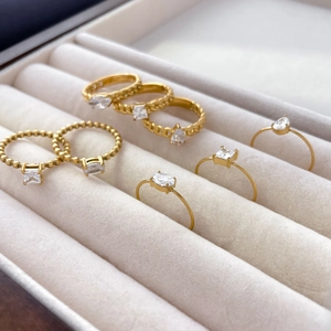 Lot de 7 bagues en titane plaqué or 18K avec zircons carrés et en forme de goutte