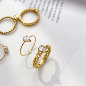 Détails de bagues dorées 18 carats avec zircon poire et design à maillons de chaîne