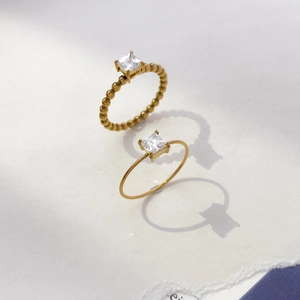 Vue détaillée de deux bagues perlées et lisses plaquées or 18K avec zircons carrés