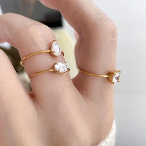 Ensemble de 3 bagues fines en titane plaqué or 18 carats avec zircons gouttes et carrés