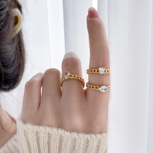 Ensemble de 3 bagues en titane plaqué or 18 carats avec oxydes de zirconium variés