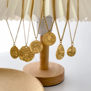 Colliers en titane plaqué or 18 carats avec ailes d'ange et pendentifs pièces portrait