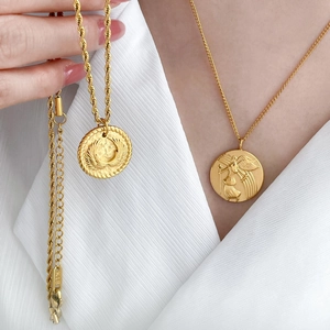 Collier avec pendentif ange en relief plaqué or 18 carats et chaîne gourmette dorée