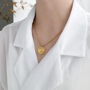 Détail d'un collier chaîne de corde plaqué or 18 carats avec pendentif en relief portrait