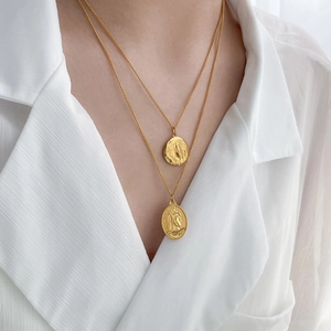Collier multicouche plaqué or 18K en titane avec pendentifs ailes d'ange et portrait