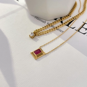 Dettaglio del set di collane placcate in oro 18K con catena cubana e pendente in rubino rosso