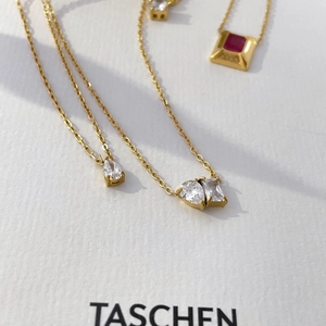 Collana minimalista in titanio placcato oro 18K con gemme a goccia e rubino rosso quadrato