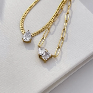 Dettaglio di collane placcate oro 18K con zircone a goccia d'acqua e pendenti rettangolari