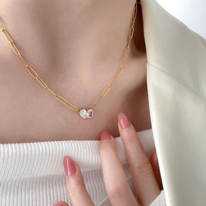 Collana mini goccia d'acqua e cristallo quadrato in acciaio al titanio placcato oro 18K