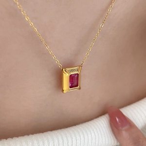 Dettaglio del ciondolo con rubino quadrato vintage su collana placcata in oro 18 carati