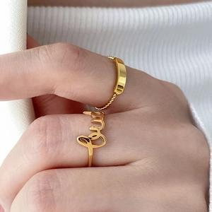 Bagues dorées torsadées avec plaque carrée et breloque Love pour femmes