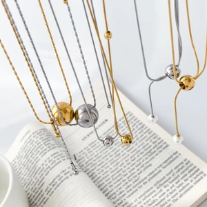 Collier Pendentif Boule Polie Minimaliste En Acier Titane Chaîne Serpent Détail Künstliche Perle Bijoux Élégants Pour Femmes