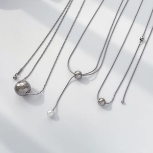 Détails de colliers en acier titane argenté avec perles creuses et perle blanche
