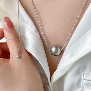 Collier avec pendentif boule creuse en argent poli et chaîne serpent élégante