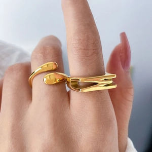 Polierte 18K vergoldete Edelstahlringe mit elegantem mehrlagigem Kurvendesign am Finger