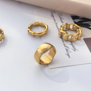 Gros plan sur un ensemble de bagues plaquées or 18 carats avec motifs bambou et chaîne