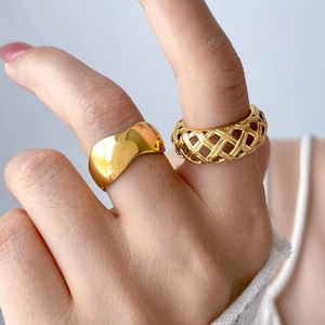 Détail de bagues larges plaquées or 18 carats avec poli lisse et motifs tissés ajourés