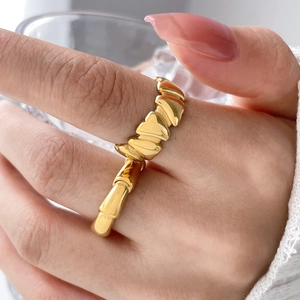 Bague style bambou plaqué or 18K avec motif cœur tissé et surface ondulée élégante