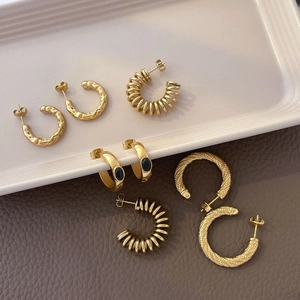 Cinq paires de boucles d'oreilles dorées en forme de C avec textures martelées