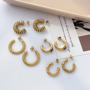 Ensemble de boucles d'oreilles dorées en acier avec textures et pierres noires