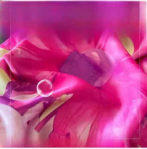 Makro-Detail von Seidenimitat mit Blumenmuster zeigt weiche Textur und Glanz