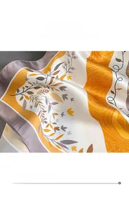 Vue détaillée des coutures de finition et de la texture soyeuse en satin de haute qualité