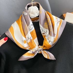 Carré de soie floral jaune gingembre et gris-violet, noué en élégant nœud papillon