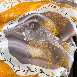 Carré en soie pour femmes avec motif renne élégant et imprimé floral au style bohème