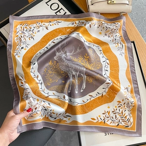 Carré en soie avec imprimé cerf et bordure orange sur un sac à main chic