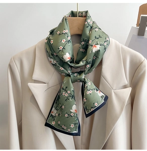 Gros plan d'un foulard en soie verte à motif floral sur le revers d'un costume