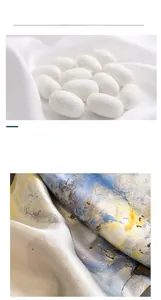 Vue macro de la texture de soie de mûrier pure avec des cocons et une finition satin