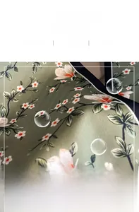 Détail d'un foulard en soie vert foncé avec couture intérieure fine et texture douce