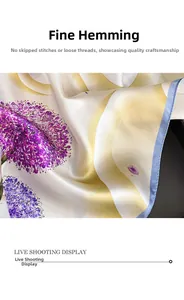 Vue détaillée de l'ourlet bleu et de la texture d'un foulard en soie imprimé