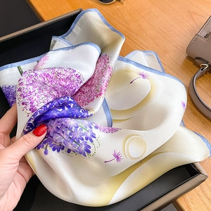 Élégant foulard en soie pour femme avec motifs floraux violets et fini satiné doux