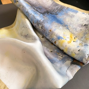 Carré en soie avec imprimé abstrait de peinture à l'huile aux tons bleus et jaunes