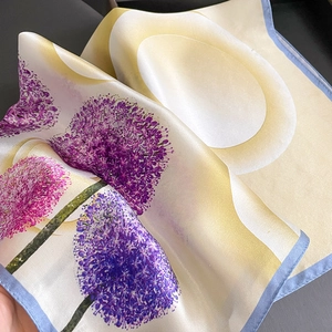Carré de soie élégant avec imprimés d'allium violets et bordure bleue roulée