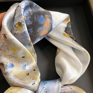 Foulard en soie avec motifs de peinture à l'huile abstraits en bleu marine et jaune