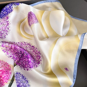 Foulard en soie élégant avec motifs floraux violets et tourbillons dorés sur ivoire