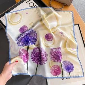 Carré en soie de mûrier élégant avec imprimé floral violet et bordure bleue