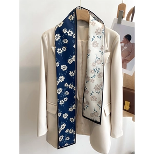 Écharpe étroite élégante à motif marguerites sur blazer beige aux tons bleu et blanc