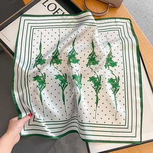 Carré en soie avec fleurs vertes et pois élégants, vue détaillée sur le tissu doux