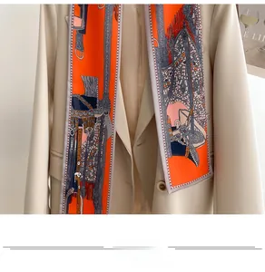 Vue détaillée d'une écharpe en soie à motif équestre sur un blazer beige chic