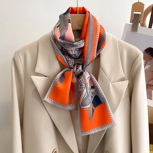 Écharpe étroite en soie au motif équestre orange sur un blazer élégant