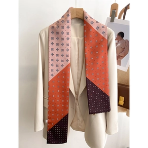 Vue détaillée d'un foulard en soie tricolore sur un blazer pour un style de bureau