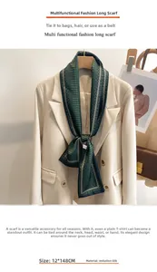 Détail d'un foulard étroit vert foncé avec motif géométrique noué sur un tailleur beige
