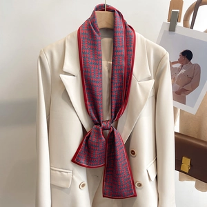 Élégant foulard étroit en soie à motifs géométriques rouge et bleu sur costume