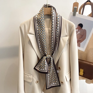 Élégante écharpe étroite à imprimé géométrique associée à un costume blanc chic pour femme
